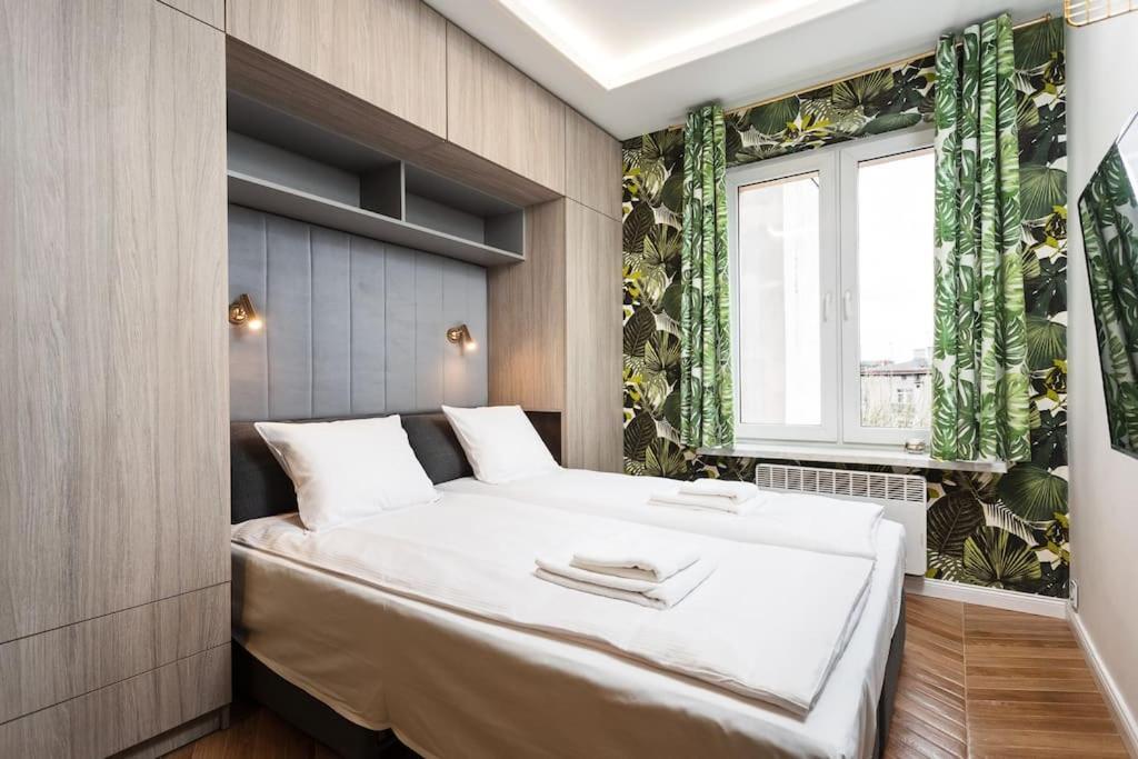 Verdant Oasis - Old Town Studio - By Upstairs Краків Екстер'єр фото
